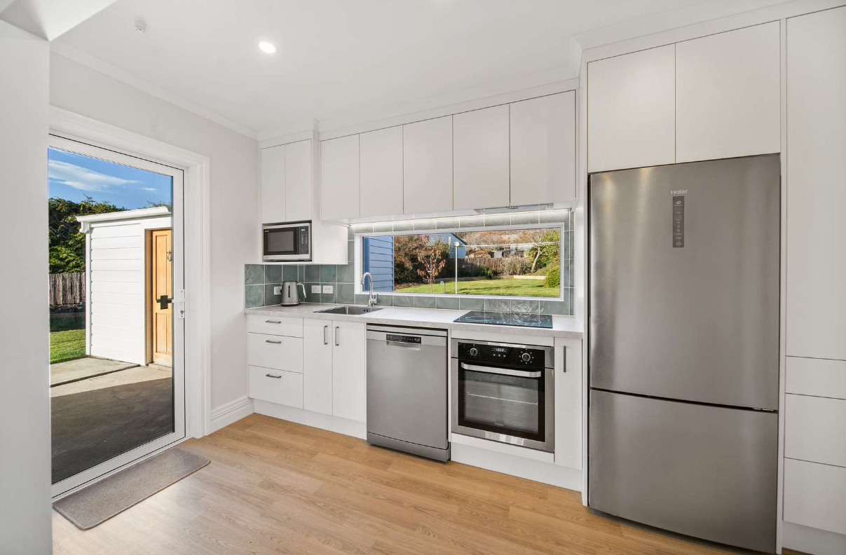 White airy kitchen with s/s modern appliances